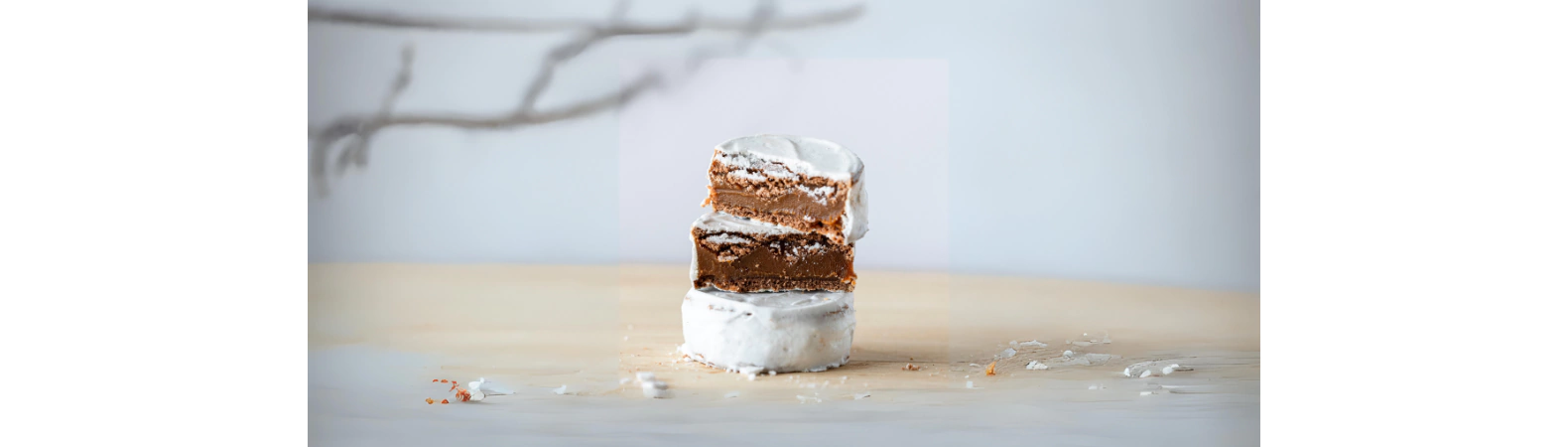 Alfajor Juaninno cortado mostrando sus capas